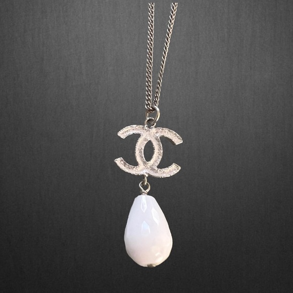 🖤 EUC🖤 Authentic CHANEL CC Logo Drop Necklace - Picture 2 of 7